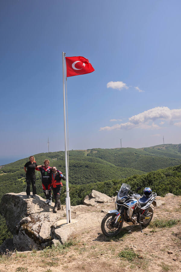 Equipo de Gas&Fun en la cima de una ruta internacional en moto adventure