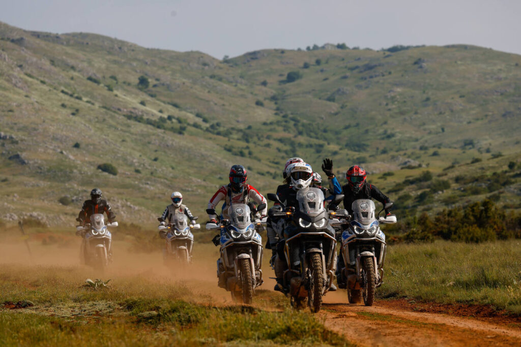 Grupo de Gas&Fun en una ruta guiada en moto trail por Marbella, Andalucía