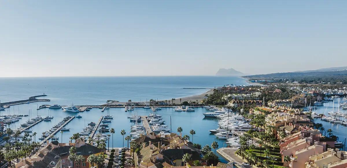 Panorámica del Puerto Deportivo de Sotogrande, final de la ruta en moto desde Marbella