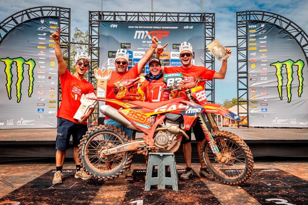 Daniela Guillén celebra en el podio su título de campeona del mundo WMX 2026