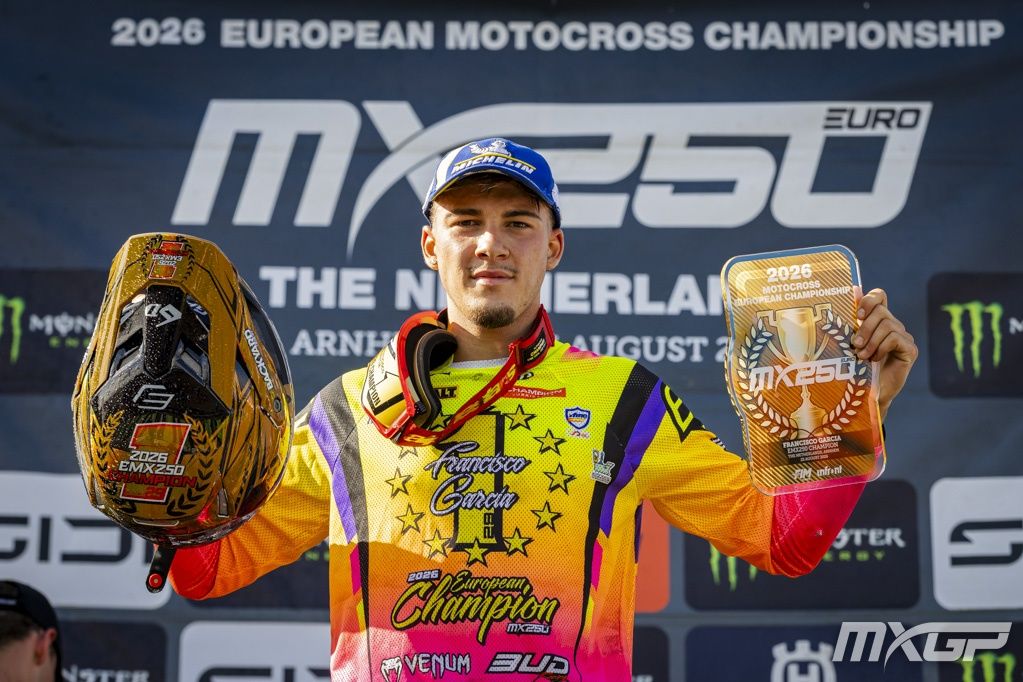 Francisco García Carbonero con los trofeos de campeón de Europa de EMX250 2026 en Arnhem
