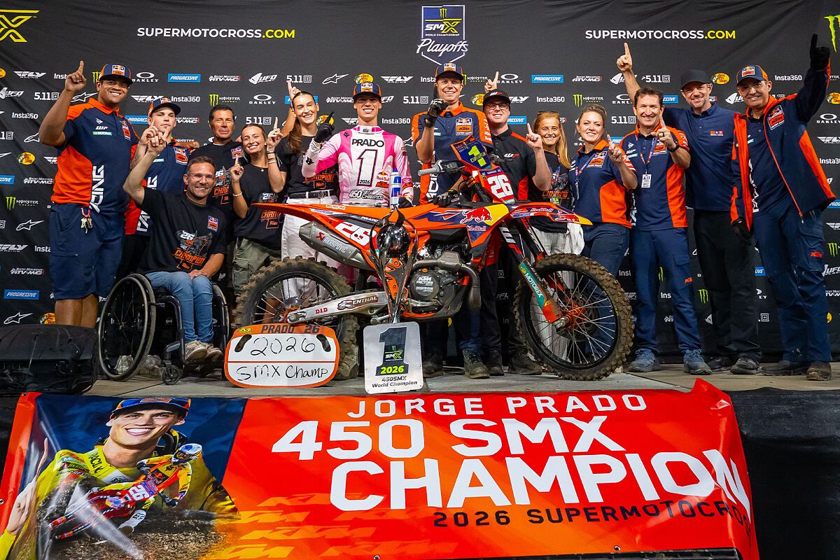 Jorge Prado y el equipo Red Bull KTM Factory Racing celebran el título de campeón del mundo de SMX 450 2026