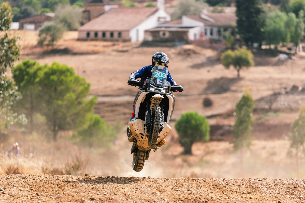 Acción durante uno de los tramos off-road del CFMOTO MT Challenge 2026 en Huelva